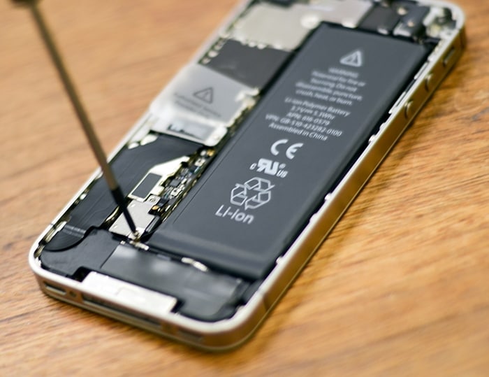 заменить батарею iphone, чтобы починить мертвый iphone