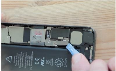 更換 iphone 電池 - 步驟 5