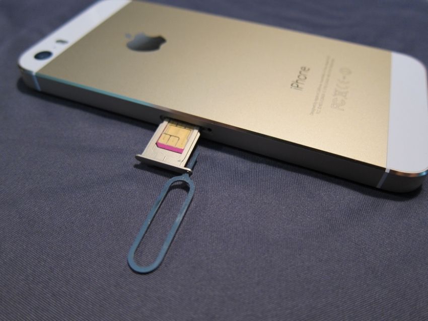 usuwanie karty SIM z iPhone