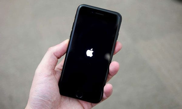 iphone přilepený na logo apple
