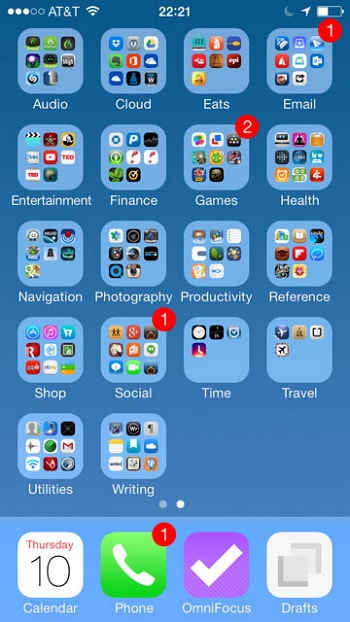 استخدم المجلد أو الصفحات الجديدة لإدارة التطبيقات على iPhone